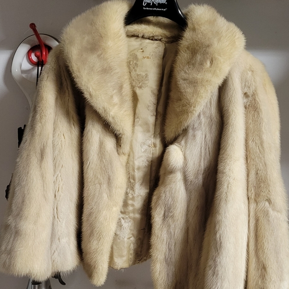 Real fur shawl. Made for my grandmother in the 40's. Has an inside pocket. - Picture 3 of 6